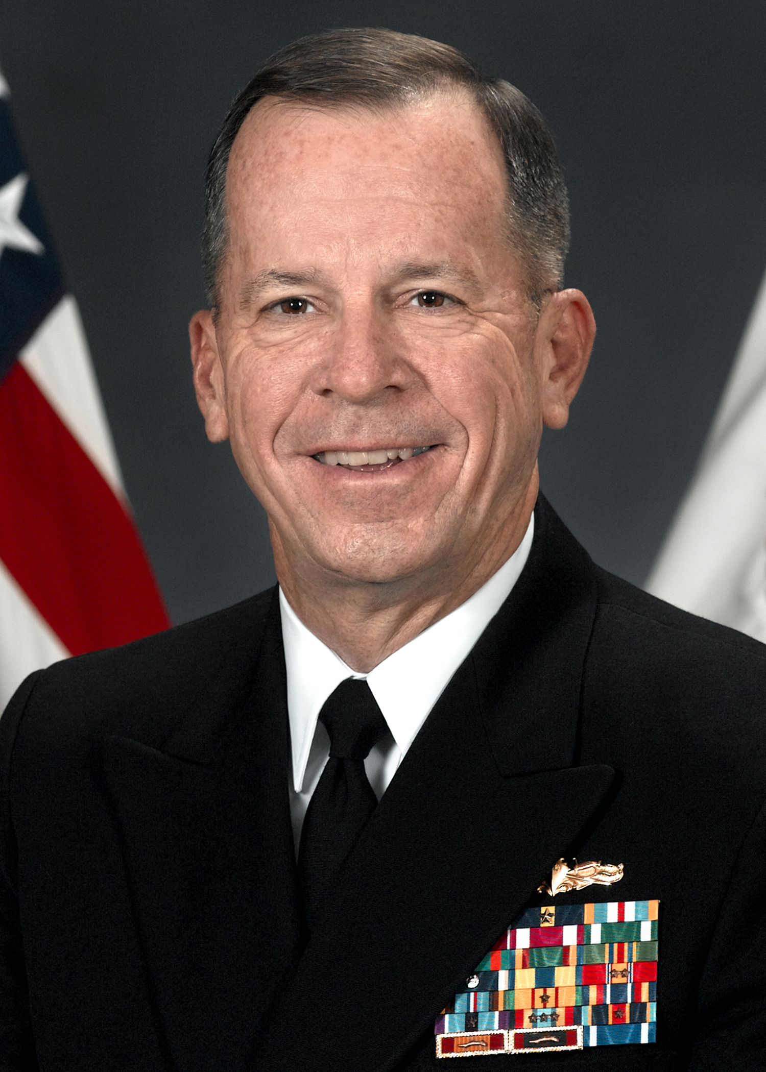 Navy Adm. Mike Mullen, chairman of the Joint Chiefs of Staff, visits with  Chicago White Sox