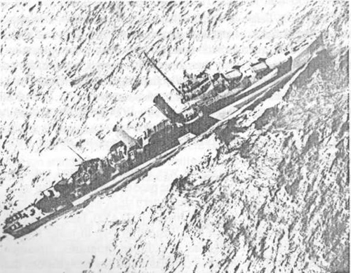 Nov. 11, 1954 - Eight trapped in wrecked Lightship. Man Stands on