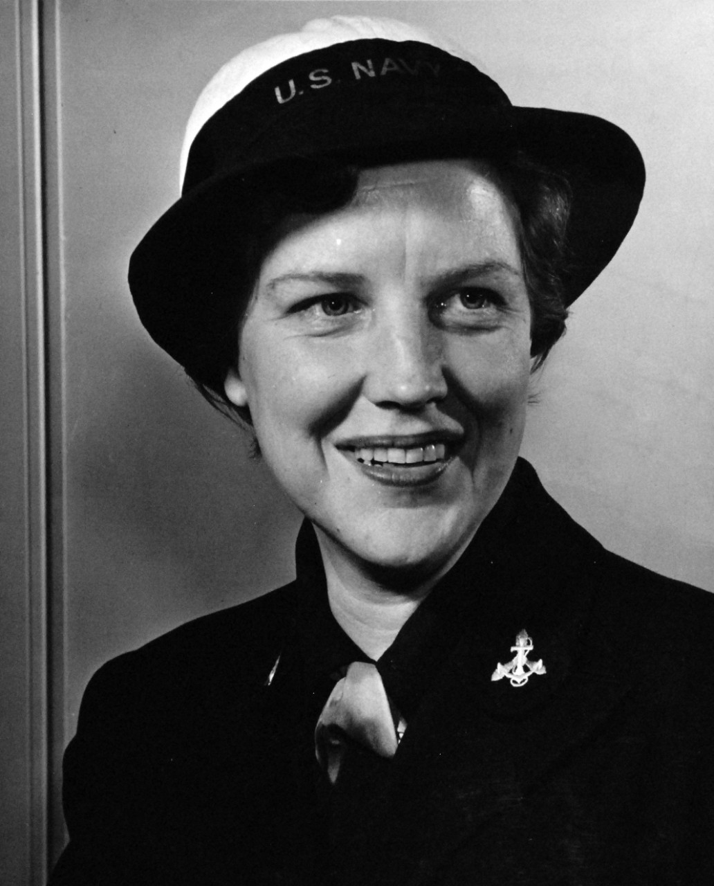 80-G-43791:  U.S. Navy WAVE, S(P)2/c Jane Orbison, USNR, November 1943.    Service Dress Blue.  Portrait photograph received November 20, 1943.   Official U.S. Navy photograph, now in the collections of the National Archives.  