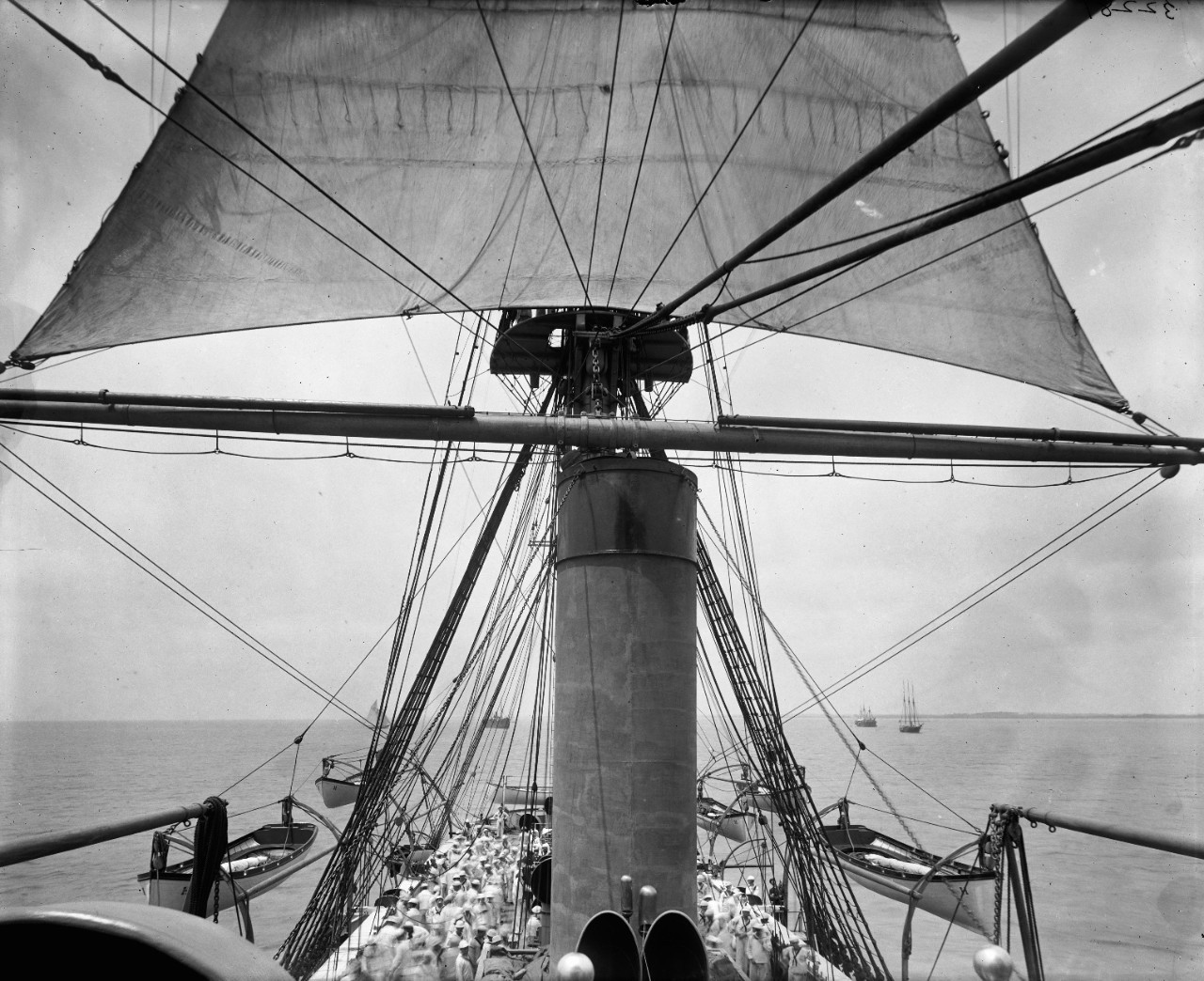 LC-DIG-DET-4a16529:  USS Hartford (1859-1926), sloop-of-war, 1894-1905.  View from aft from foretop.   Photographed by Detroit Publishing Company, between 1894-1905. Courtesy of the Library of Congress.   (2015/6/12).