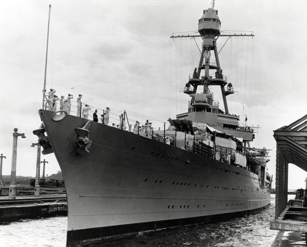 <p>80-G-455964: USS Houston (CA 30), with Presidential Party on board headed for Gatun Locks, Panama Canal, Canal Zone, 11 July 1934.&nbsp;</p>
