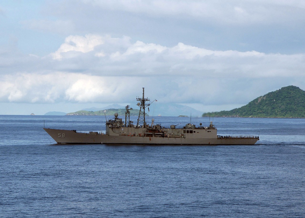 050716-N-4374S-001 USS Samuel B. Roberts (FFG-58), 2005.   The guided missile frigate approaches the Panama Canal to transit from the Pacific Ocean to the Caribbean Sea while conducting UNITAS 46-05 Pacific Phase, July 16, 2005. Samuel B. Roberts is part of a multinational naval and coast guard force from six nations conducting UNITAS 46-05 Pacific Phase off the coasts of Colombia. The Colombian Navy in this years UNITAS Pacific Phase hosts Ecuador, Panama, Peru and the United States. During the two-week exercise, participating units have the opportunity to train as unified force in all aspects of naval operations, from maritime interdiction to anti-submarine and electronic warfare. U.S. Naval Forces Southern Command sponsors UNITAS exercises with the objective to foster cooperation and develop interoperability among the navies of the region. U.S. Navy photo by Photographers Mate 2nd Class Michael Sandberg 
