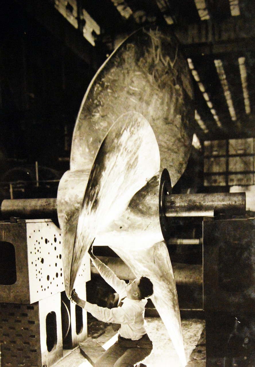 <p>Lot-3452-1: Merchant Ships: Liberty. Factory works on a propeller to a Liberty Ship. U.S. Office of Emergency Management Photograph. Courtesy of the Library of Congress. (2015/05/06).</p>
