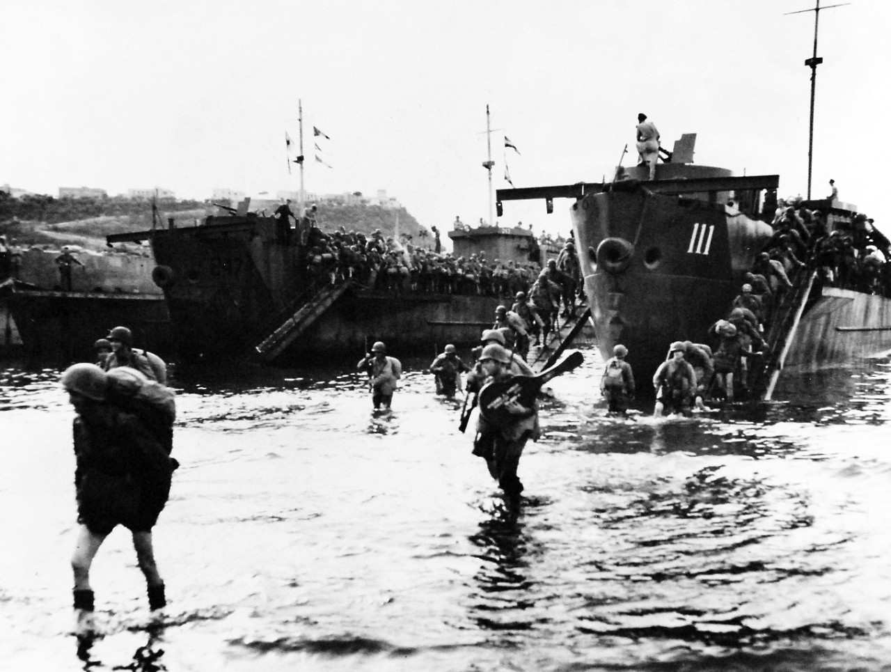 80-G-54372:  Naples, Italy November 1943.   U.S. soldiers at Naples, Italy, wading ashore from LCT III.     Photograph released November 4, 1943.  U.S. Navy photograph, now in the collections of the National Archives.  (2016/06/28).