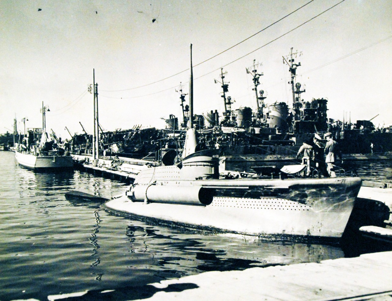 80-G-43771:  Italian CB Midget Submarine.    Italian warships surrendered at Taranto, Italy.  Close up of the midget submarine.  Photograph released November 17, 1943.   Official U.S. Navy Photograph, now in the collections of the National Archives.   (2015/10/13).