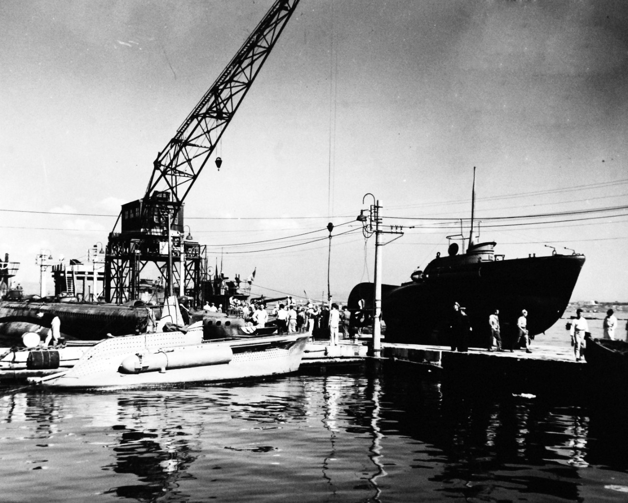 80-G-43772:  Italian CB Midget Submarine.  Italian warships surrendered at Taranto, Italy.  Side view of an Italian CB midget submarine, showing torpedo tube fixed to the side.  Photograph released November 17, 1943.  Official U.S. Navy Photograph, now in the collections of the National Archives.   (2015/10/13).