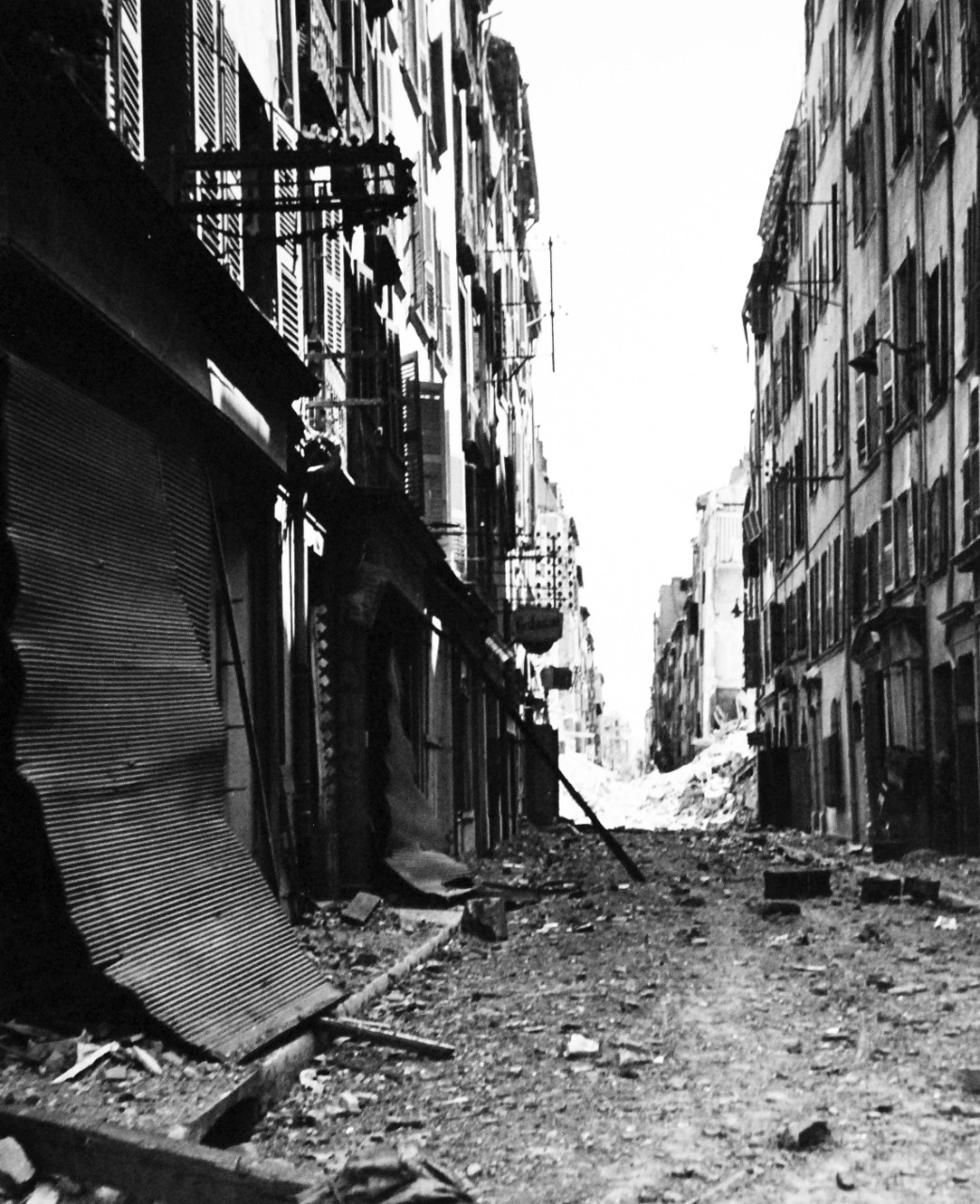 80-G-394114:   Invasion of Southern France, August 1944.   Battle damage in Toulon, France, probably photographed in September 1944.   Photograph released on 12 July 1948.   Official U.S. Navy Photograph, now in the collections of the National Archives.   (2014/9/16). 