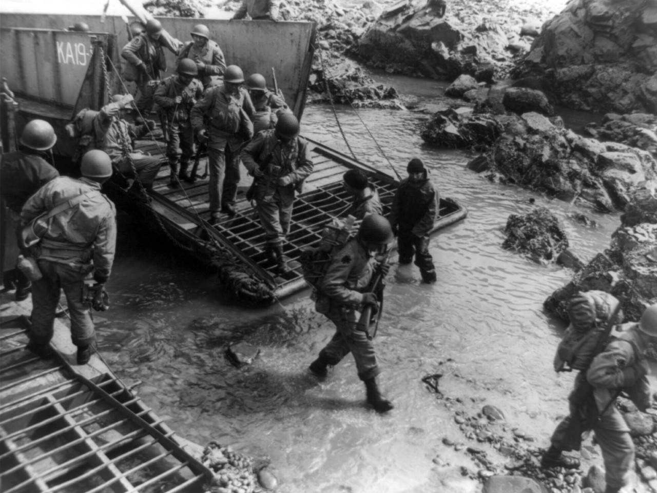 LC-USZ62-98197:  Aleutian Islands Campaign, Kiska Landing, August 15, 1943.   Allied Invasion of Kiska, August 15-24, 1943.    Soldiers getting off their landing craft from USS Thuban (AKA-19) onto the rocky shores of Kiska Island, Alaska, on invasion day, assisted by U.S. Navy Seabees.  Courtesy of the Library of Congress.  (2015/8/7).