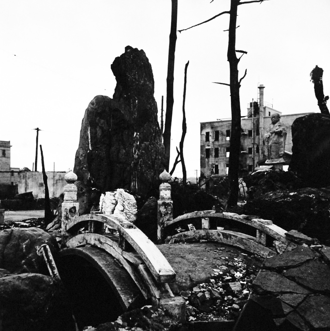 80-G-473746 (TR-15632):  Hiroshima, Japan, 1945.  Navy Photographer photographing devastation created by U.S. bombings at Yokohama, Japan, during World War.  Photographed by Lieutenant Wayne Miller, September 1945.  Official U.S. Navy photograph, now in the collections of the National Archives.  (2015/11/10).