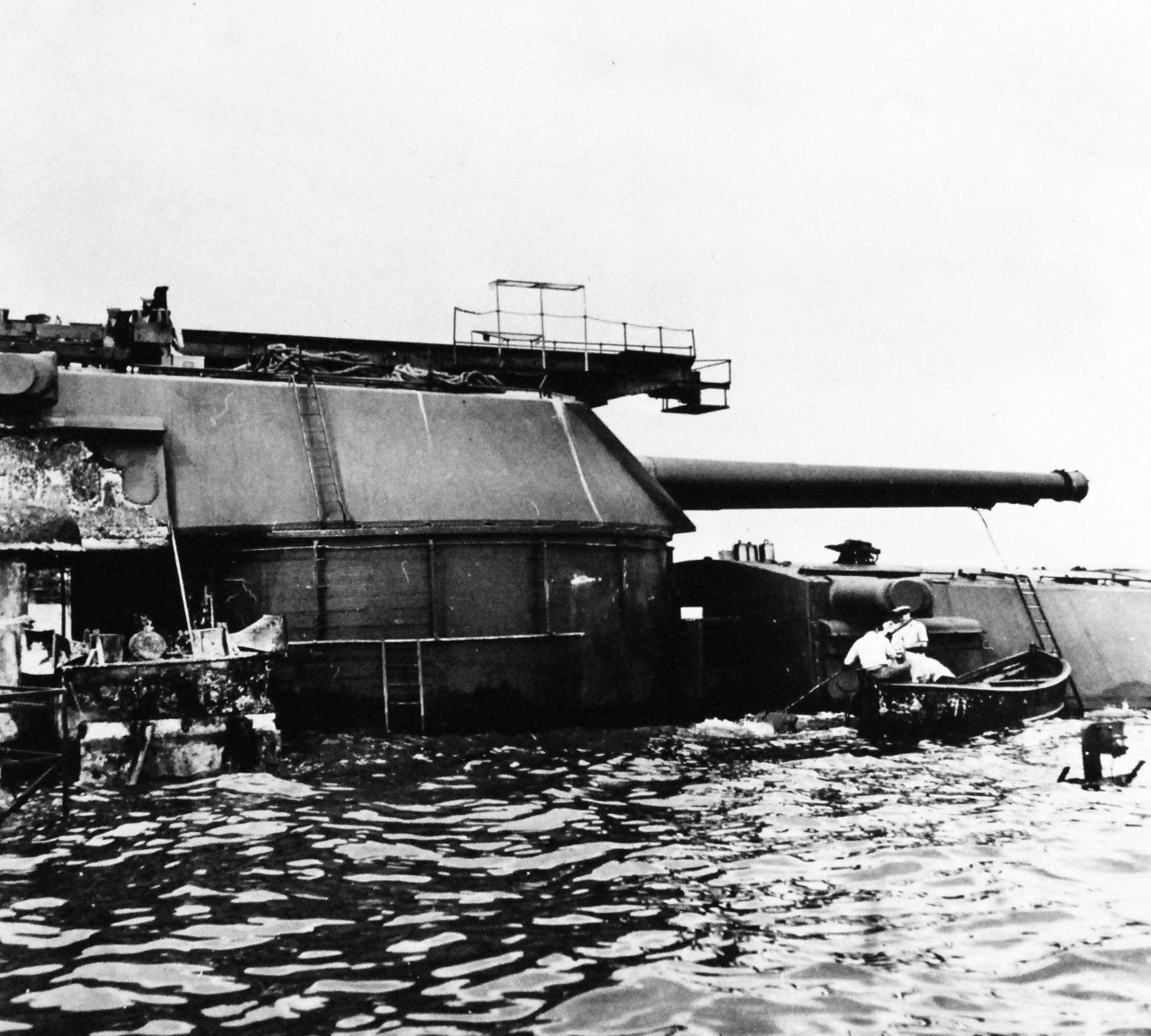 <p>80-CF-1061-3: Divers working around aft turrets of USS Arizona (BB 39), sunk during the Japanese attack on Pearl Harbor, Territory of Hawaii, on 7 December 1941. . Official U.S. Navy Photograph, now in the collections of the National Archives. (9/16/2014).</p>
