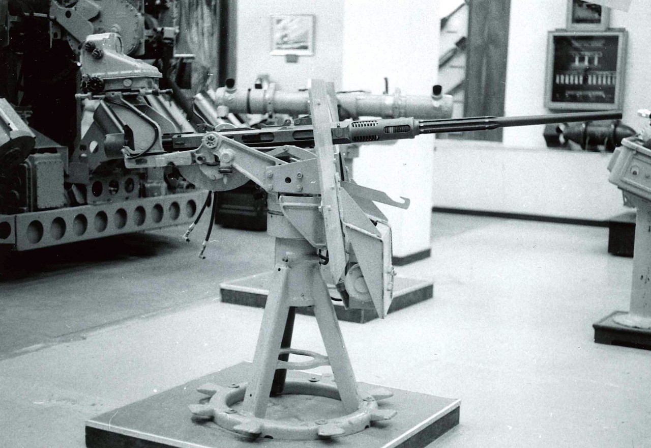 NMUSN-2744: 20 mm anti-aircraft gun. On display. National Museum of the U.S. Navy Photograph Collection.