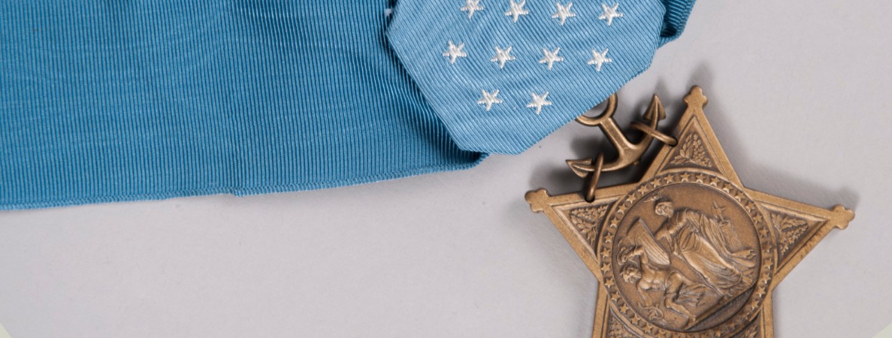 do medal of honor recipients ha é to wear the medal?