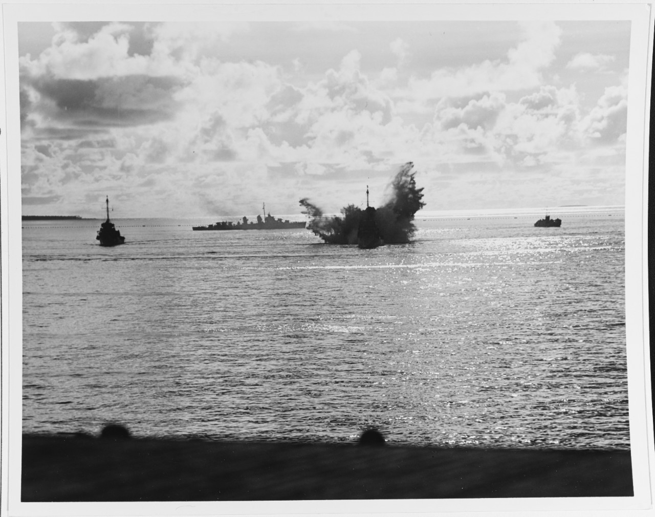Photo #: 80-G-270656  Loss of USS Mississinewa, 20 November 1944