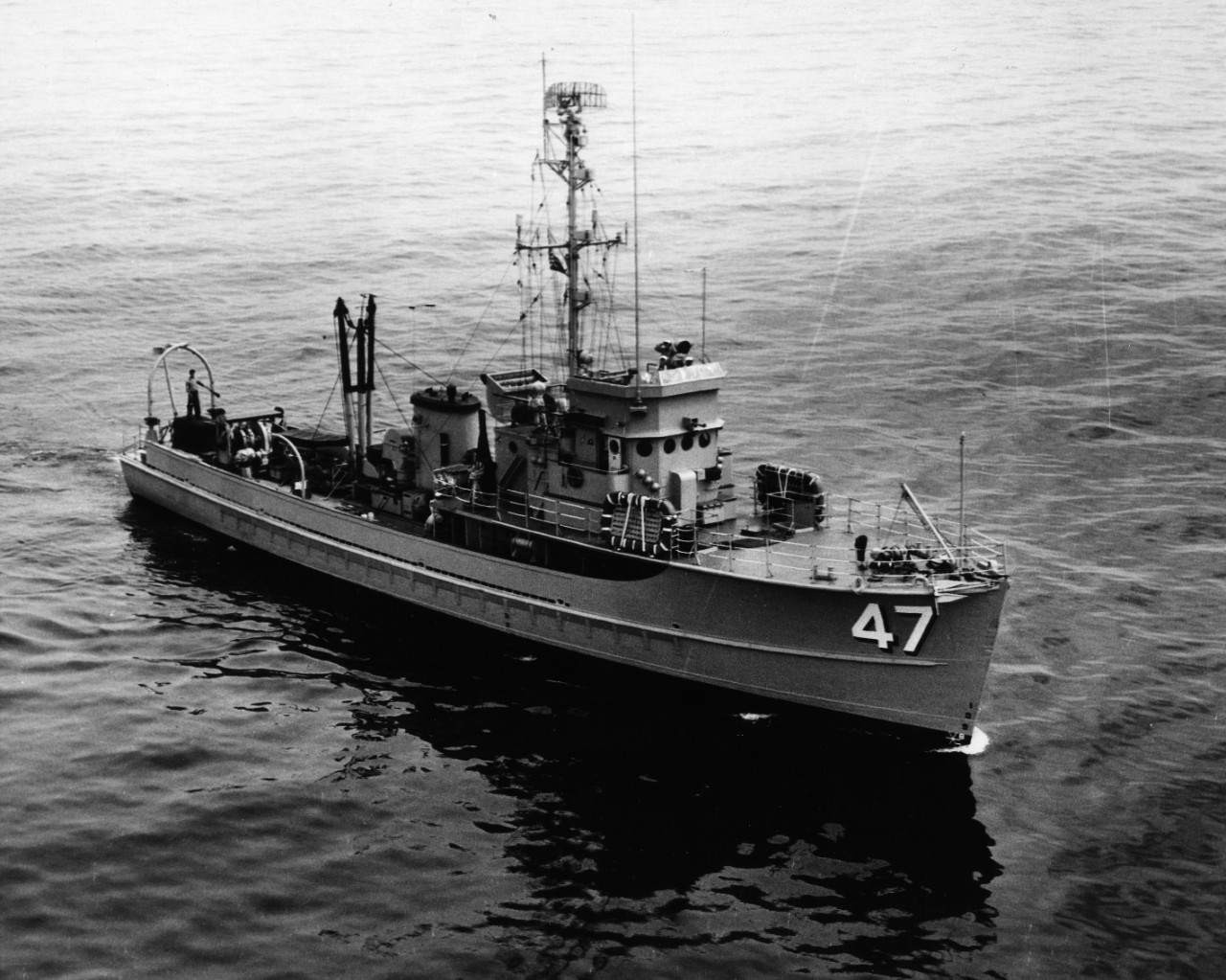 USS Fulmar (AMS-47) underway at slow speed in the 1950s.