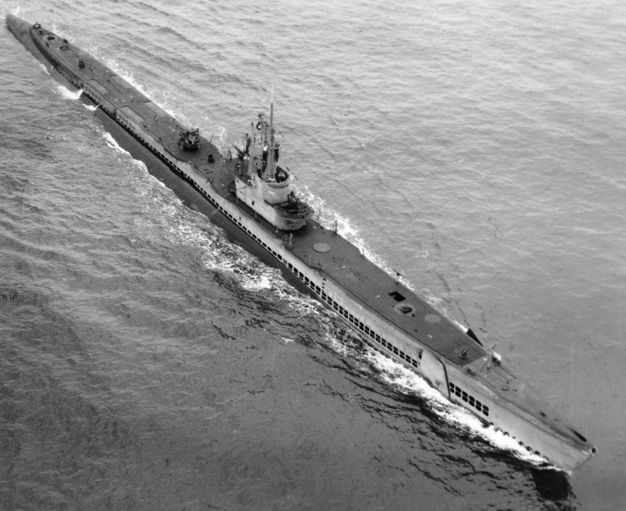 USS Argonaut (SS-475) underway