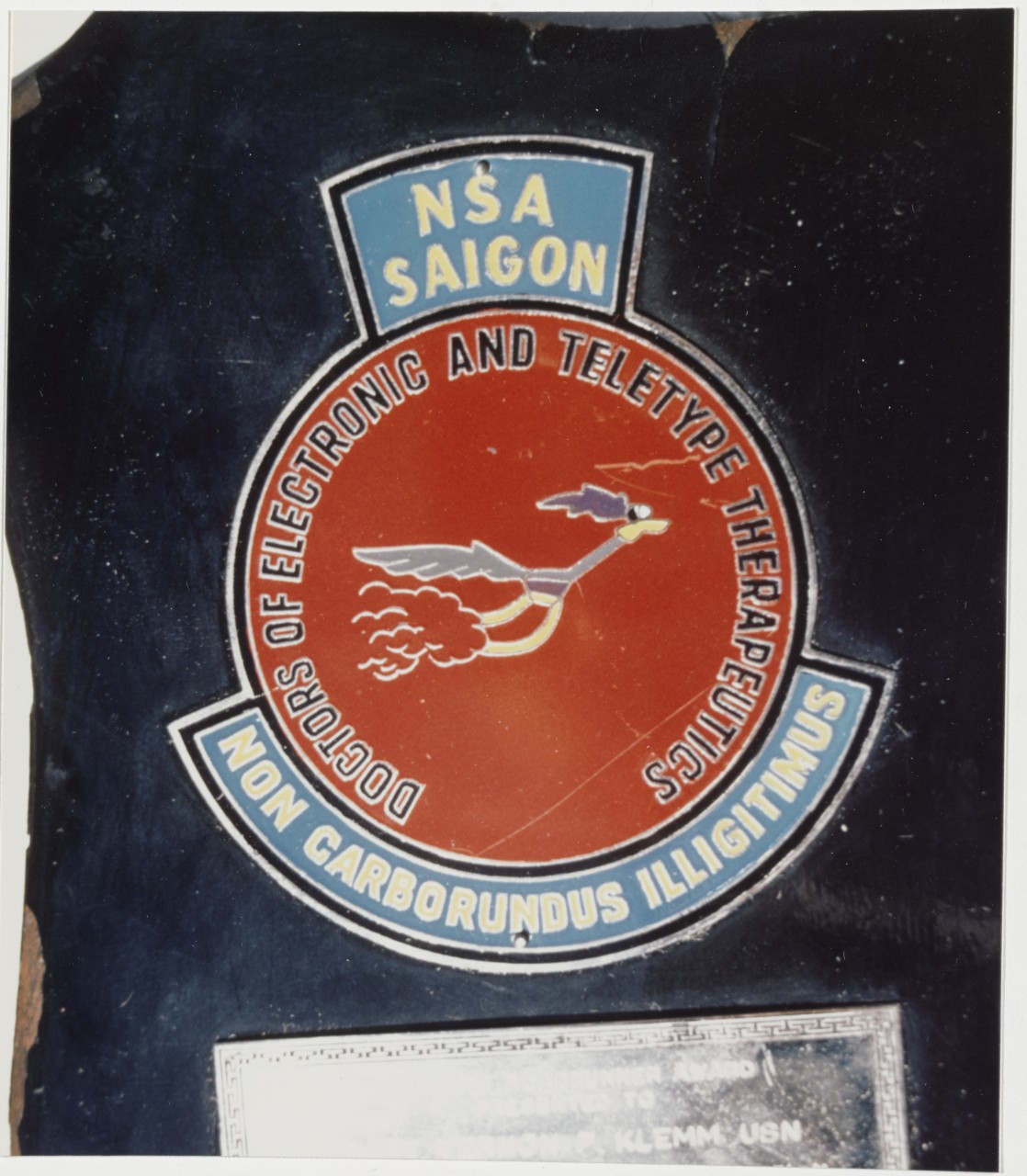 Insignia: Naval Support Activity, Saigon, Electronics Repair Group. "Doctors of Electronic and Teletype Therapeutics, Non Carborundus Illigitimus"