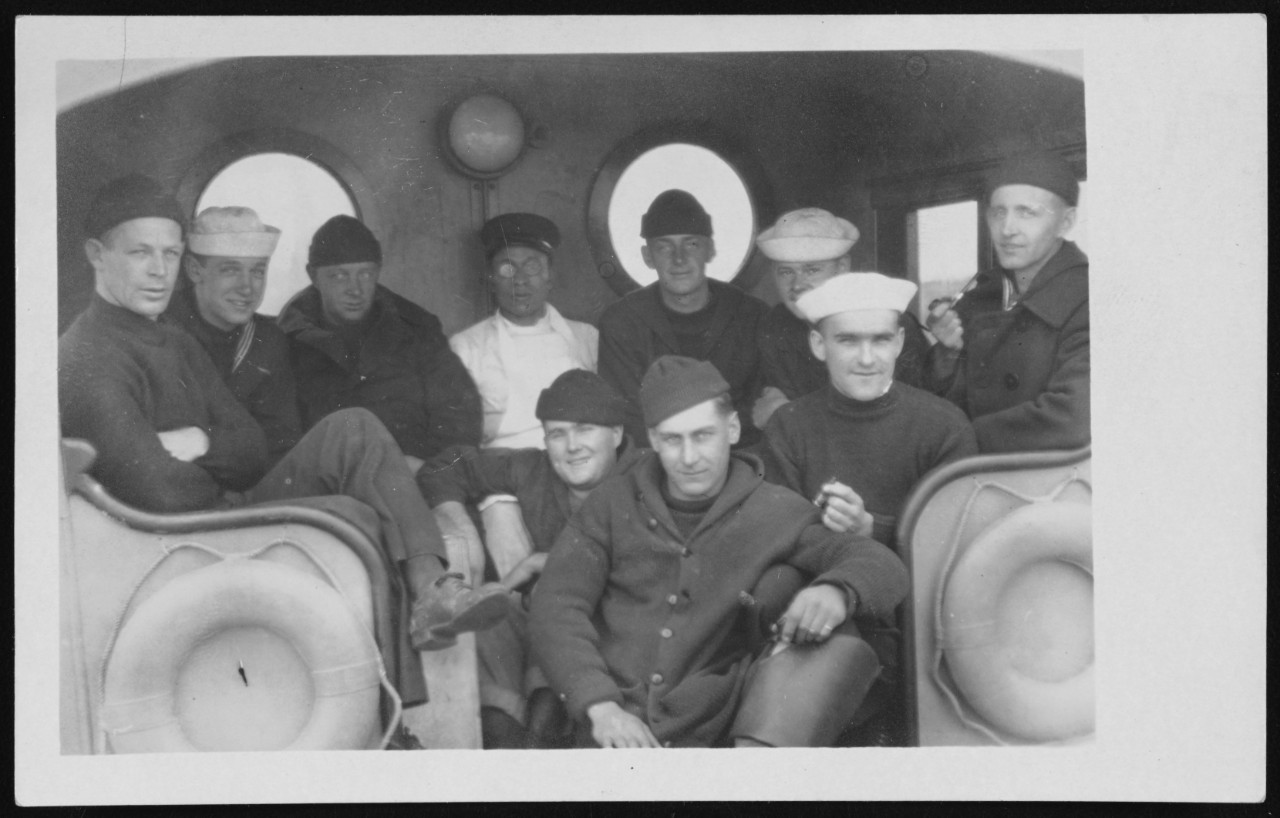 Photo #: NH 107052  Sailors in the pilot house of a U.S. Navy ship, circa 1917