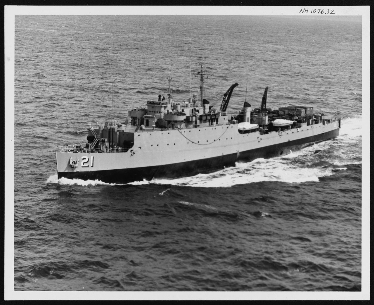 Photo #: NH 107632  USS Fort Mandan