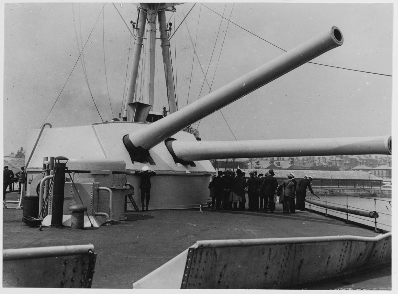 Journalists visit Grand Fleet  with an interest in big guns.