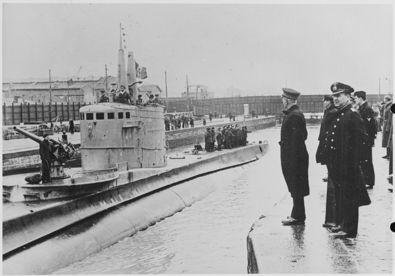 Men stand on Italian submarine, Bagnolini class