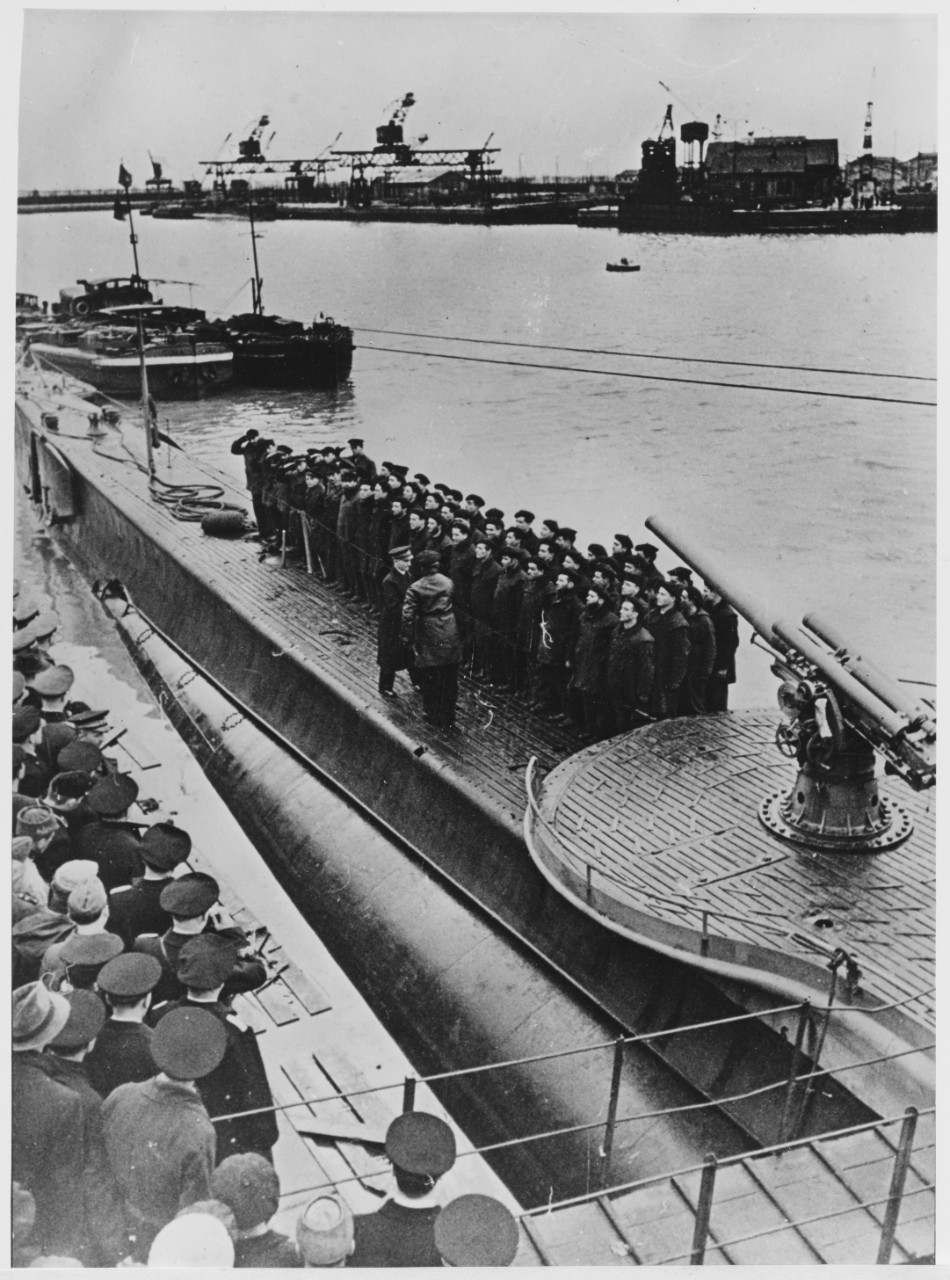 Men stand on Italian submarine, Bagnolini class