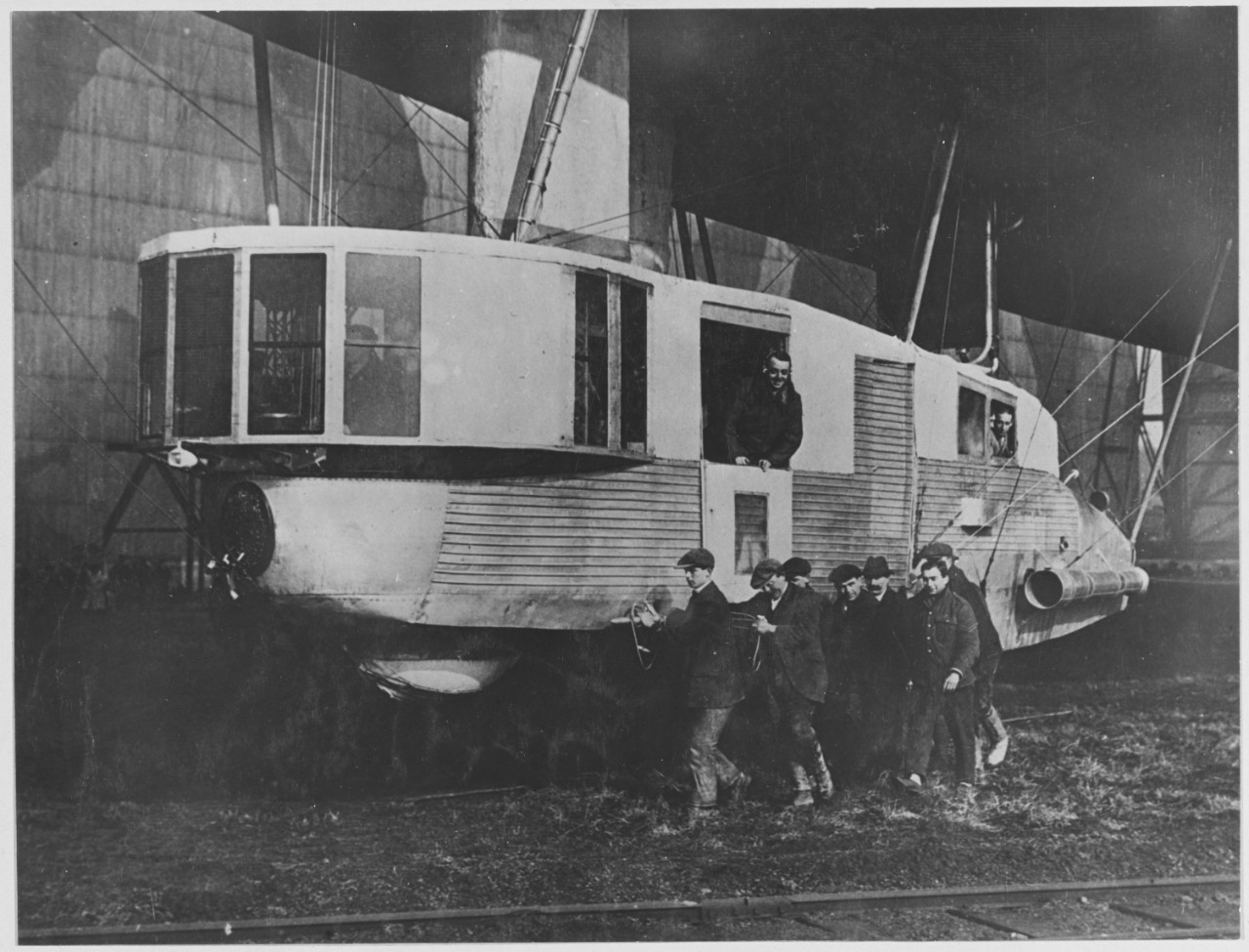 Men launching of one of Britain's largest airships, the R-33