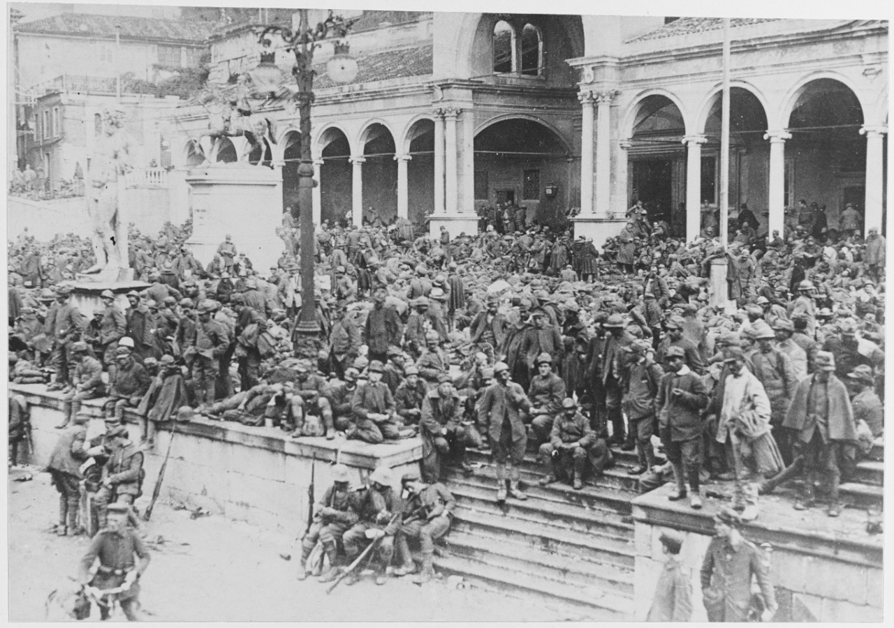 Italian prisoners crowd the public square, Udine. Austria-Hungary.