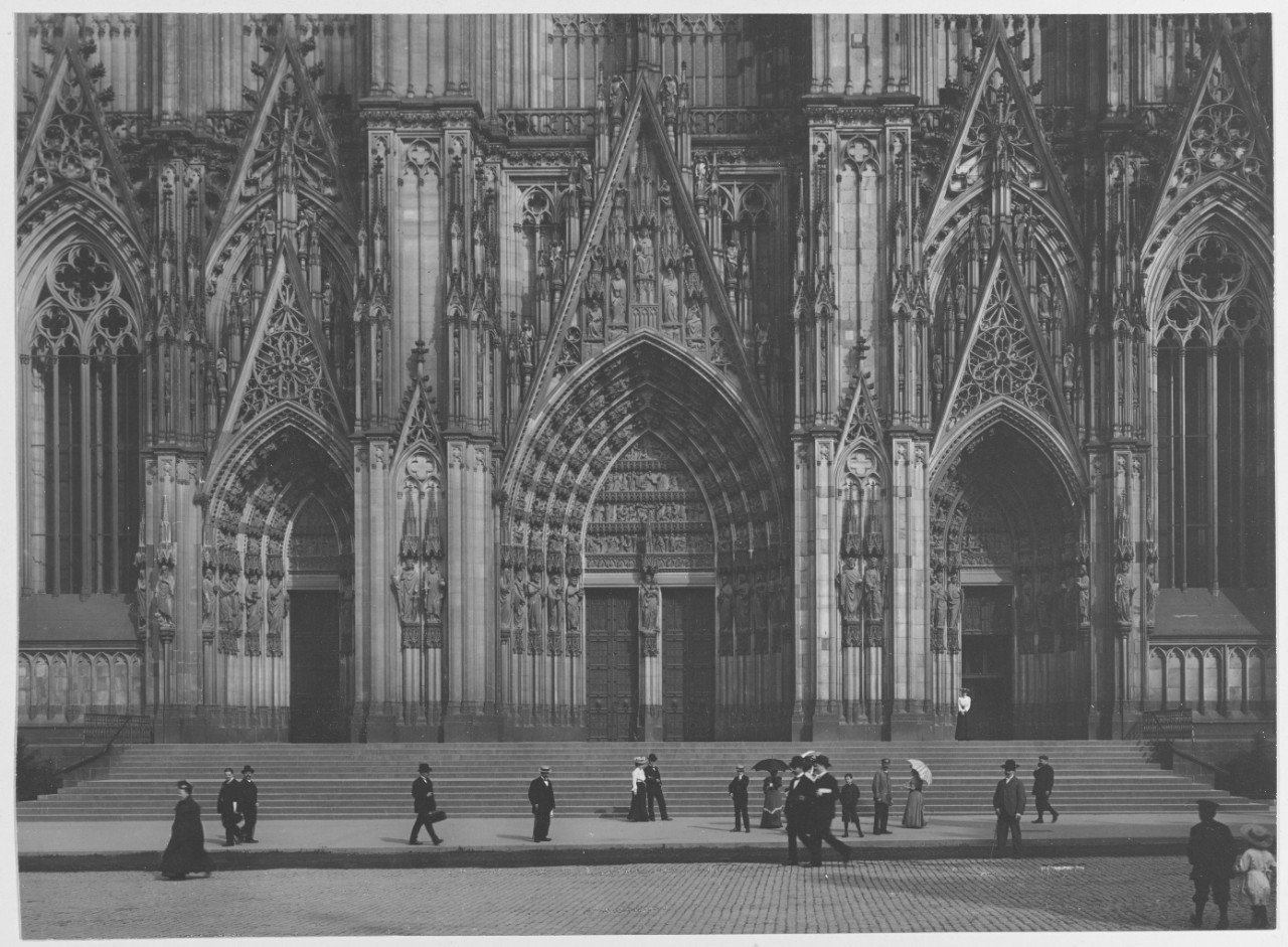 The main entrance to the Cologne Cathedral, France