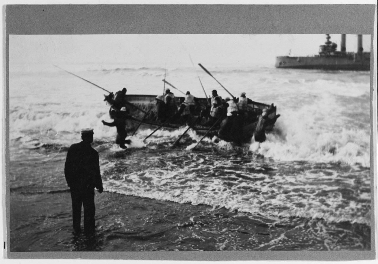 Photo #: NH 46160  Stranding of USS Milwaukee, 13 January 1917
