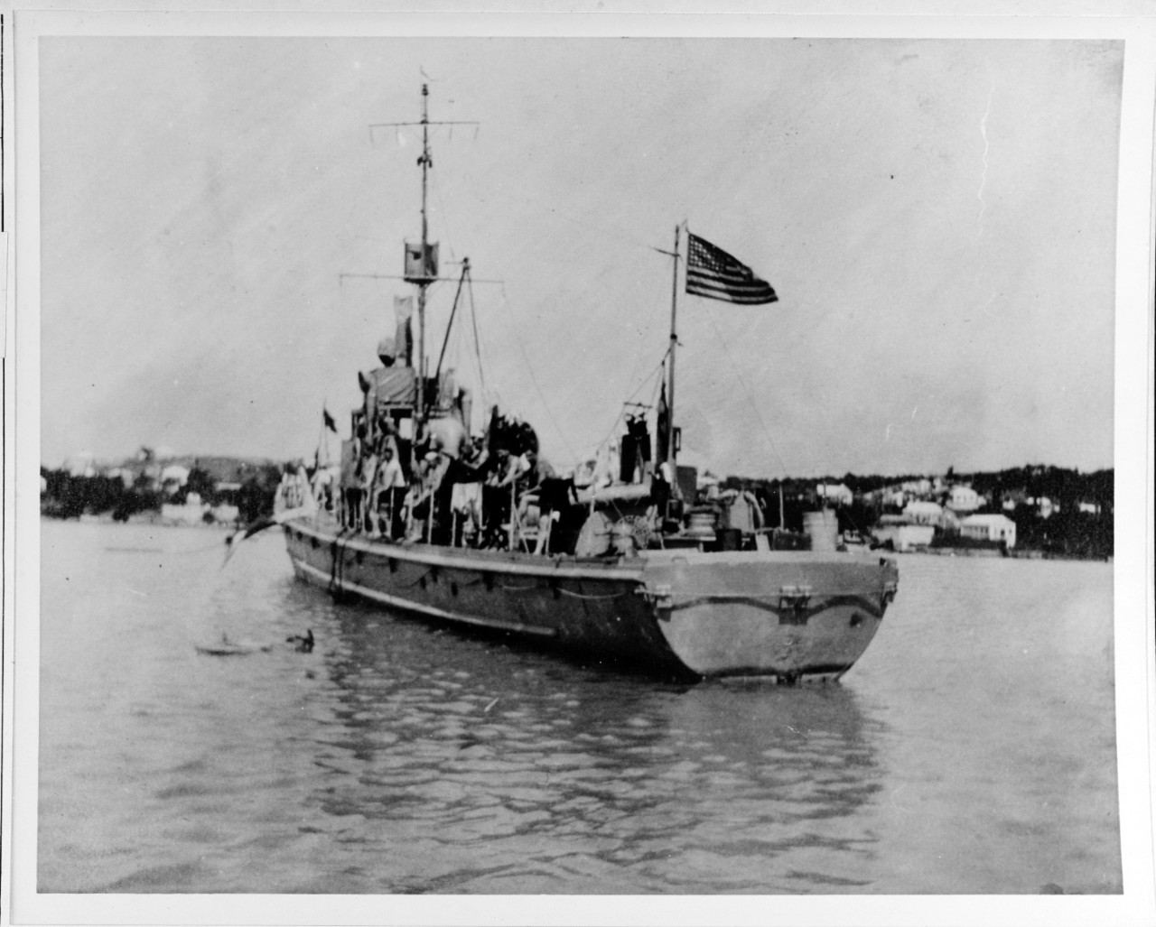 Crew of USS SC-143 swimming alongside the boat during World War I.