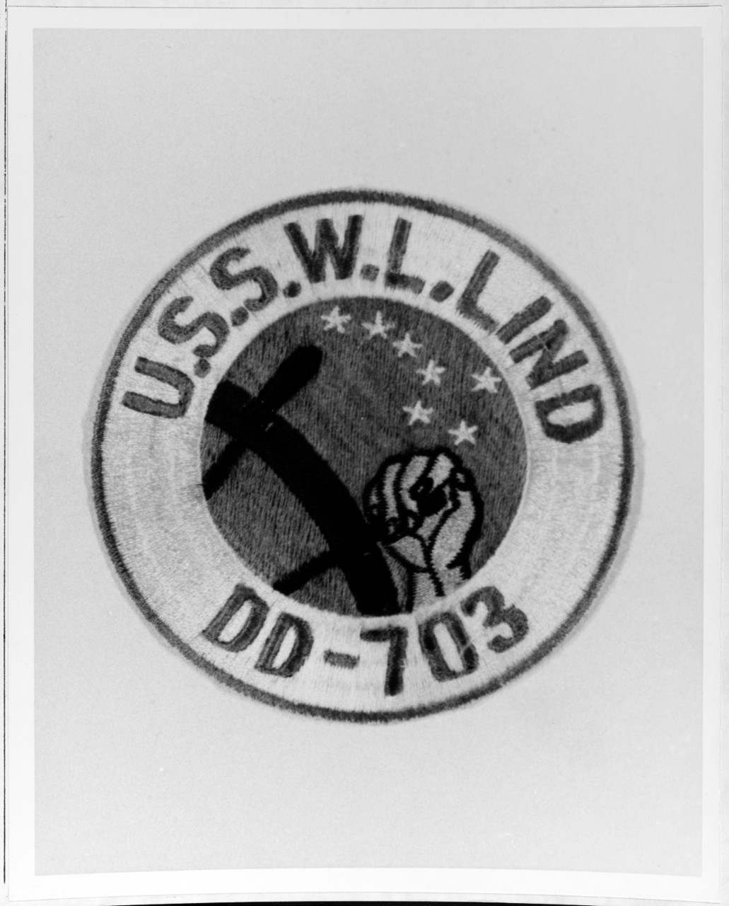 Insignia:  USS WALLACE L. LIND (DD-603)