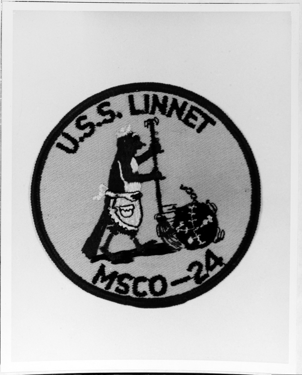 Insignia:  USS LINNET (MSCO-24)