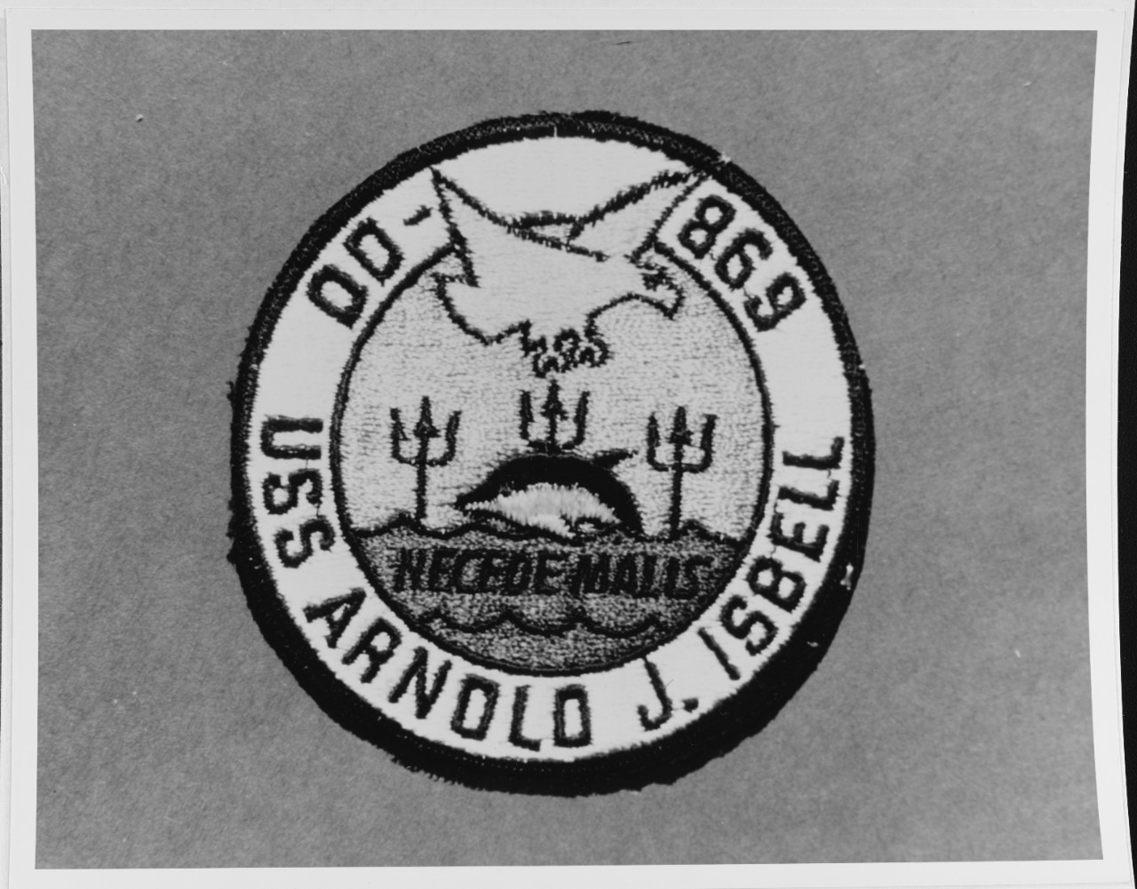 Insignia: USS ARNOLD J. ISBELL (DD -869)