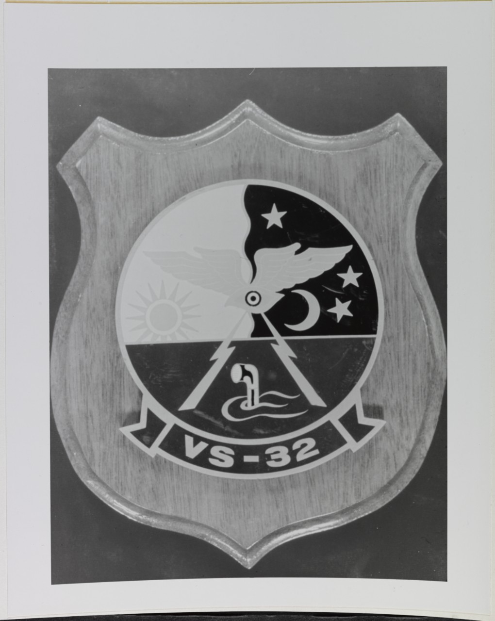 Insignia:  Antisubmarine Squadron Thirty-Two (VS-32)