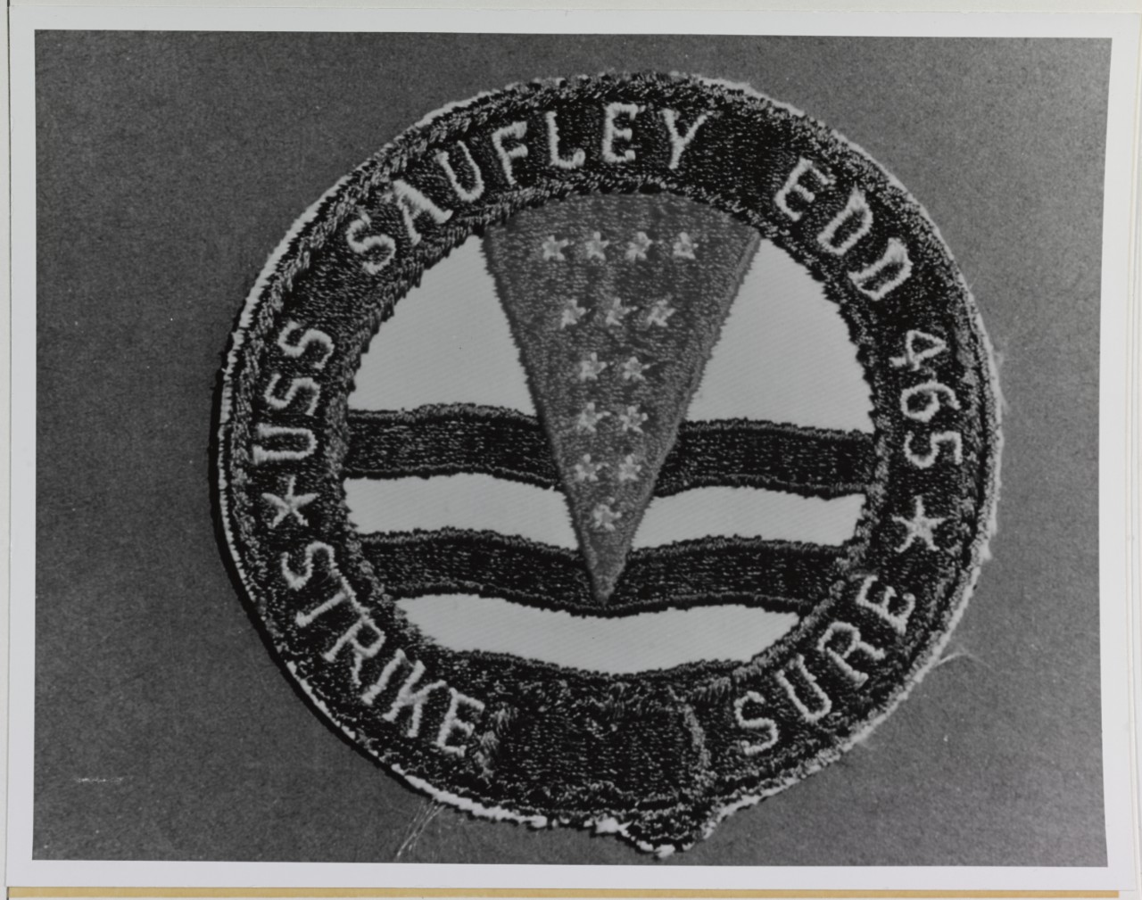 Insignia:  USS SAUFLEY (EDD-465)