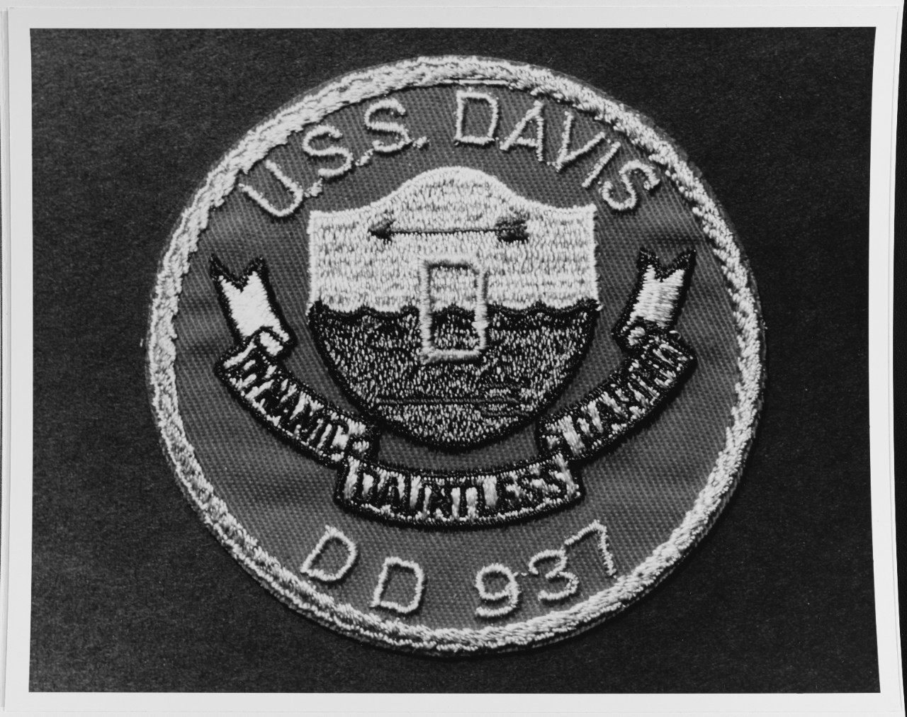 Insignia: USS DAVIS (DD-937)