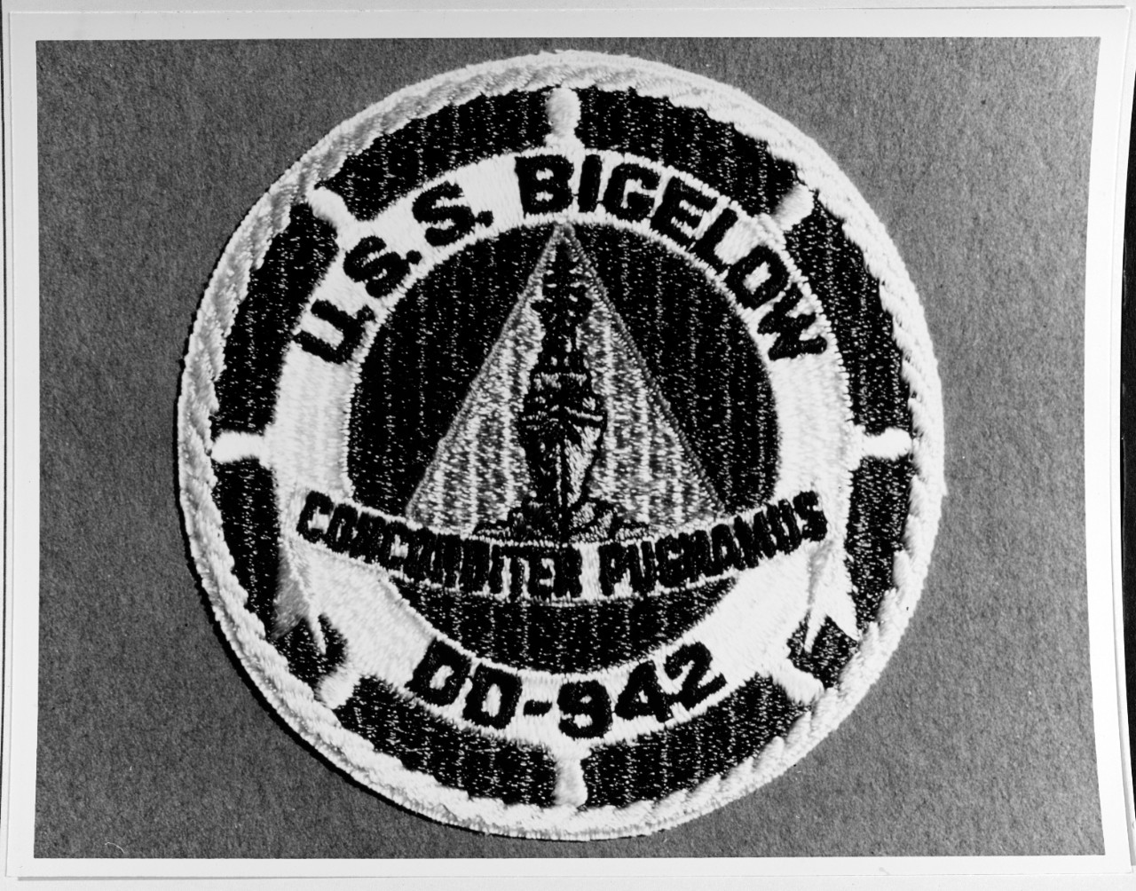 Insignia:  USS BIGELOW (DD-942)