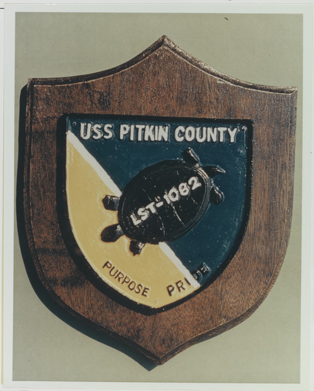 Insignia: USS PITKIN COUNTY (LST-1082)