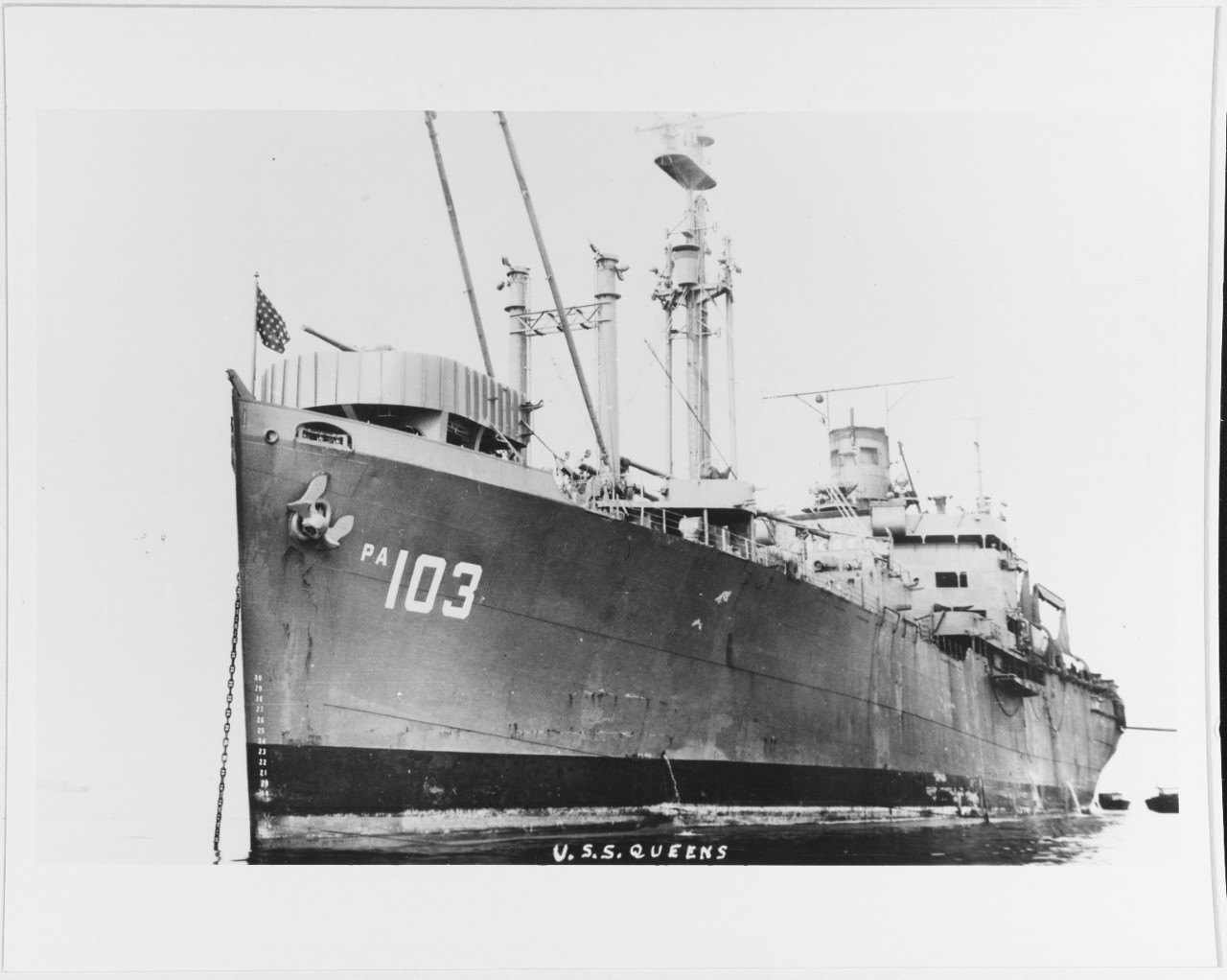 USS GUEENS (APA-103)