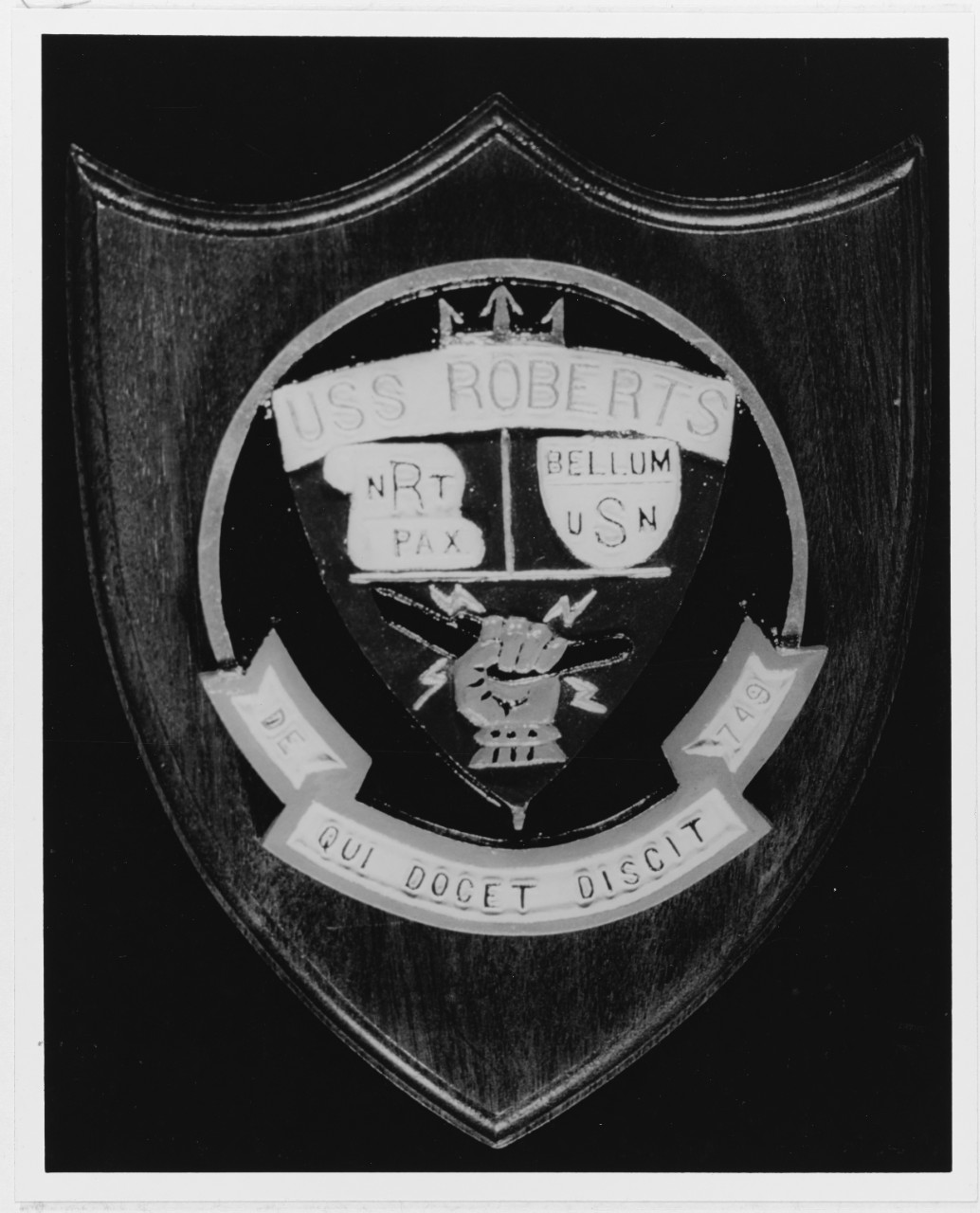 Insignia:  USS ROBERTS (DE-749)