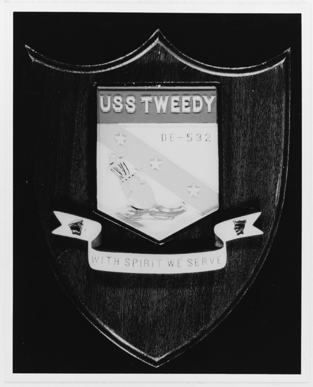 Insignia:  USS TWEEDY (DE-532)