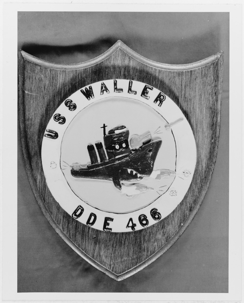 Insignia:  USS WALLER (DDE-466)