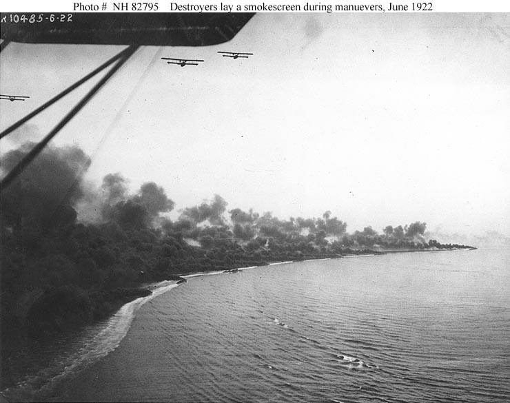 Photo #: NH 82795  Destroyers laying a smokescreen