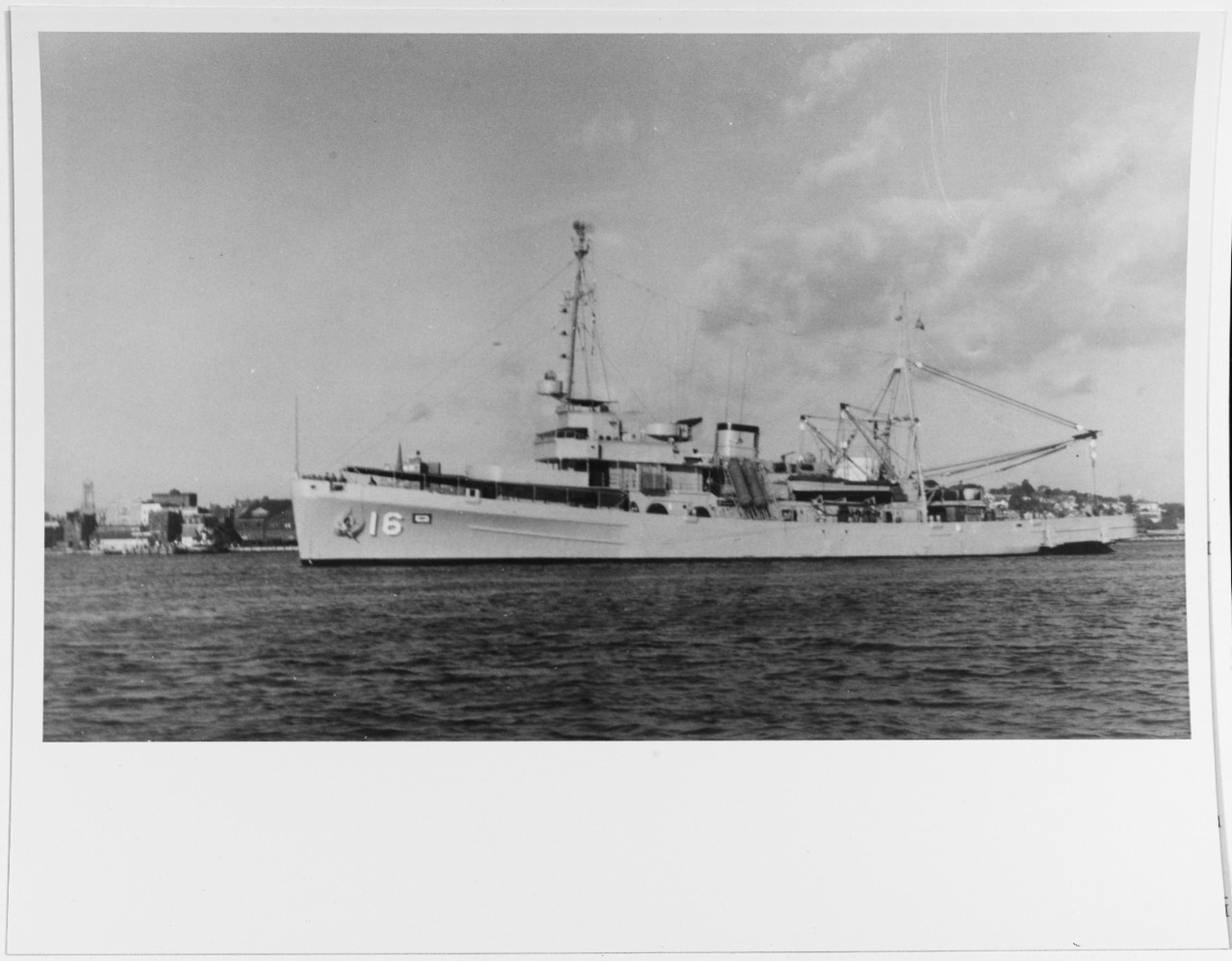 USS TRINGA (ASR-16)