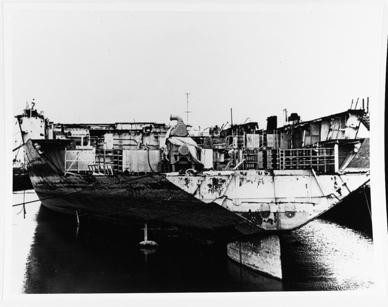 USS BUNKER HILL (CV-17 )