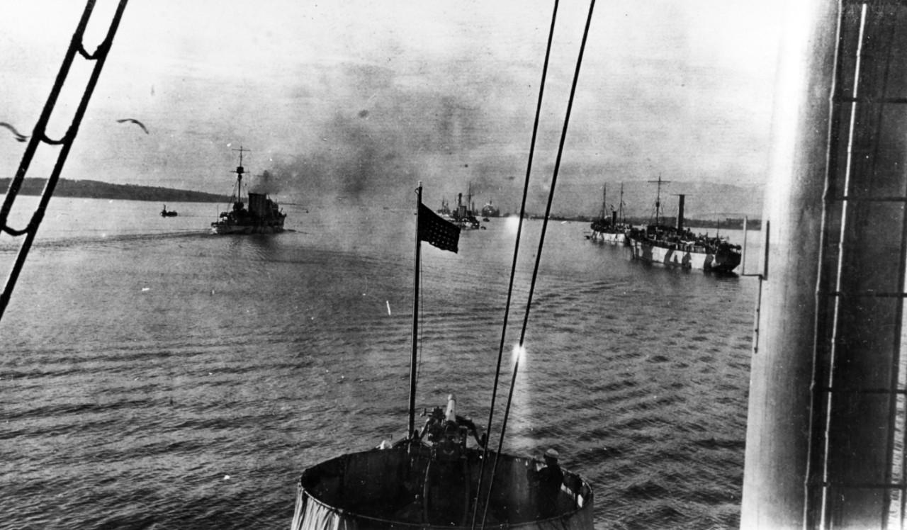 Photo #: NH 89508  U.S. Navy mine layers and British warships in a Scottish harbor, 1918