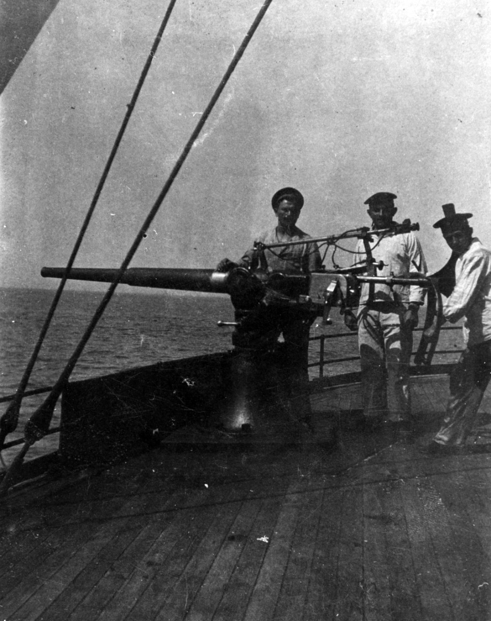 German sailors with anti-aircraft gun aboard a German naval auxiliary in about 1915-1916