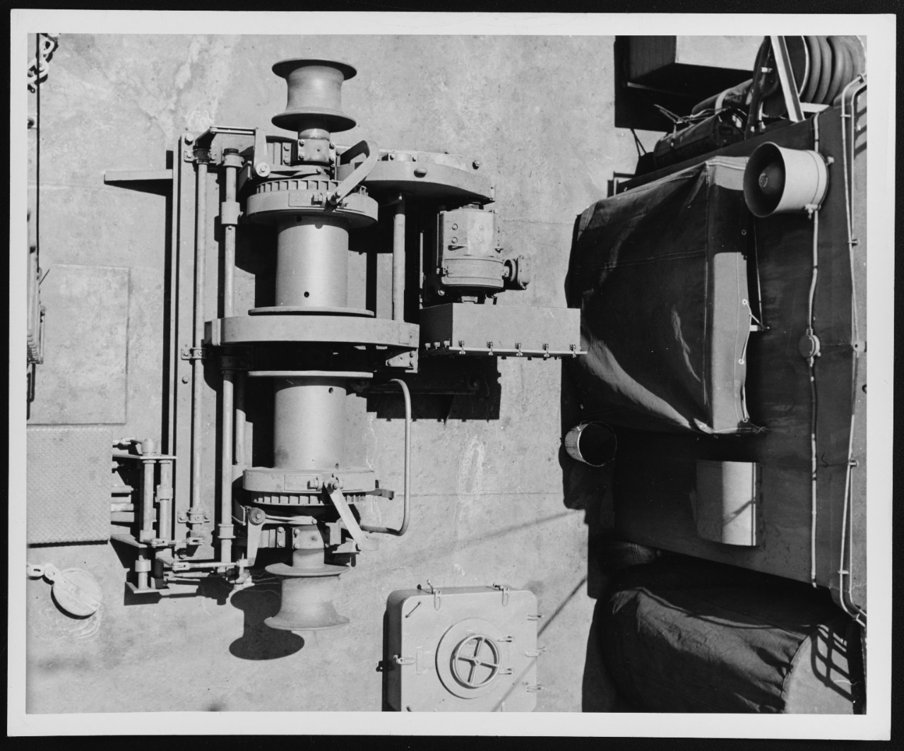 Deck winch aboard a CHIMO (ACM-1) class auxiliary minelayer, 1945