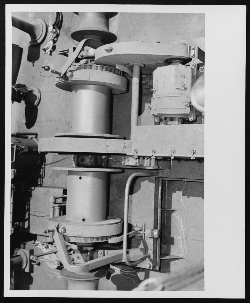 Deck winch aboard a CHIMO (ACM-1) class auxiliary minelayer, 1945