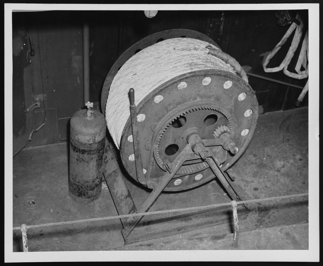 Deck-mounted reel with line, seen aboard a CHIMO (ACM-1) class auxiliary minelayer in 1945